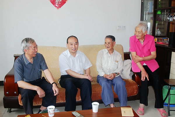 商洛市副市長(zhǎng)高?。ㄗ笃鸲┪繂?wèn)我校退休教師