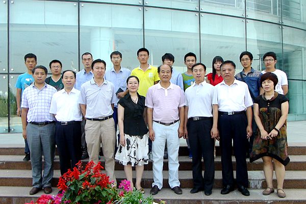 校長(zhǎng)劉建林(前排左起五)看望赴疆畢業(yè)生